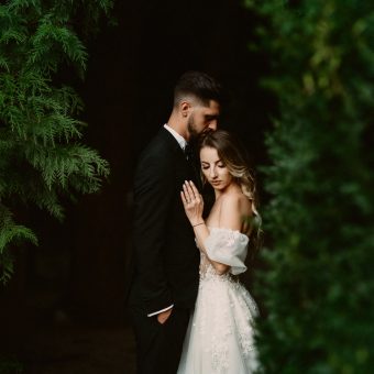 Trash the Dress – O ședință foto de nuntă plină de emoție și naturalețe