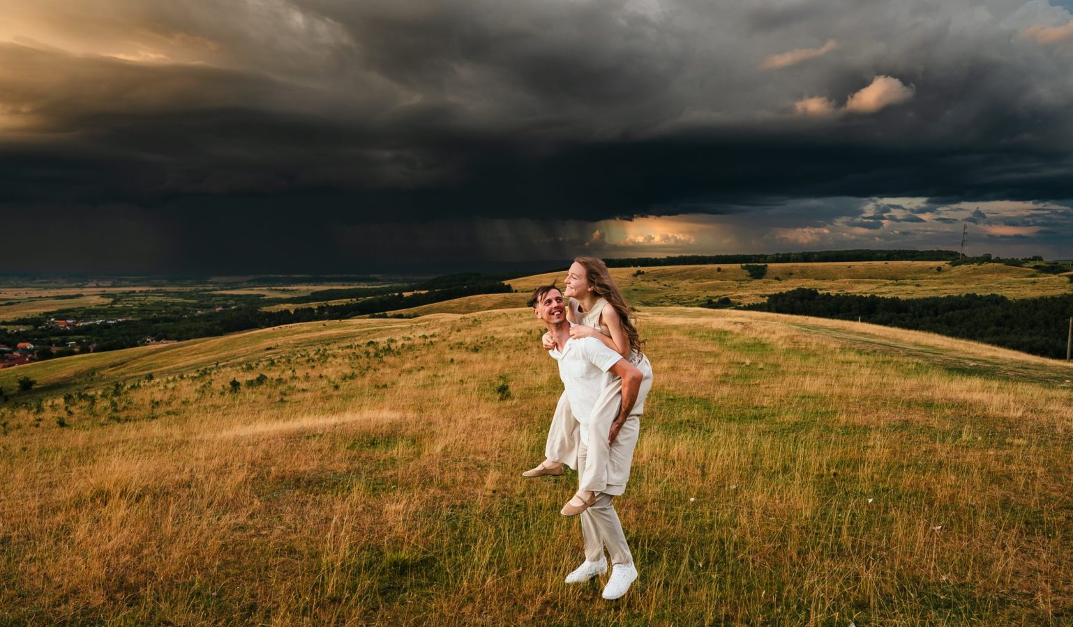Fotografie de cuplu în timpul unui Trash the Dress în Sibiu